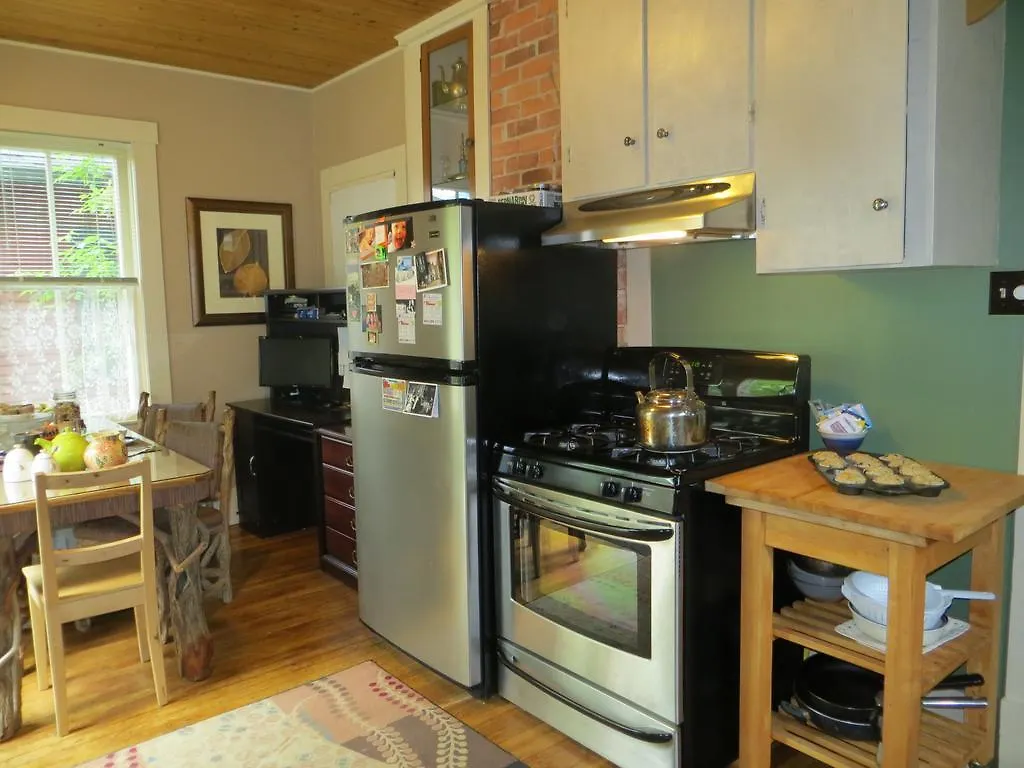 River Lee Executive Bed And Breakfast YYC Oda ve Kahvaltı