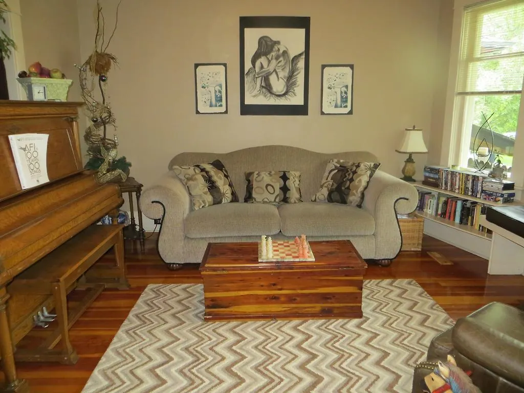 Oda ve Kahvaltı River Lee Executive Bed And Breakfast YYC
