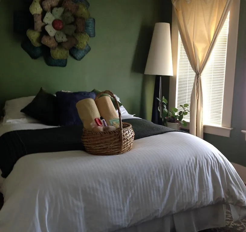 Oda ve Kahvaltı River Lee Executive Bed And Breakfast YYC