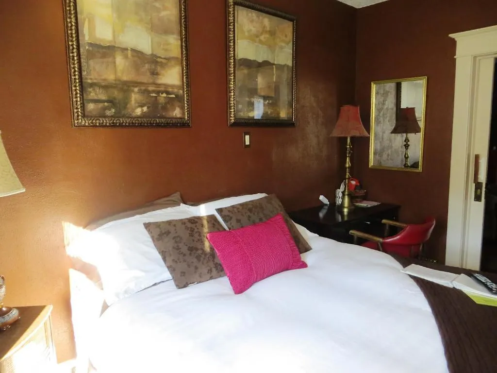 River Lee Executive Bed And Breakfast YYC Oda ve Kahvaltı